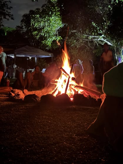 Fogueira ritual noturna na chácara da Oca da Ana